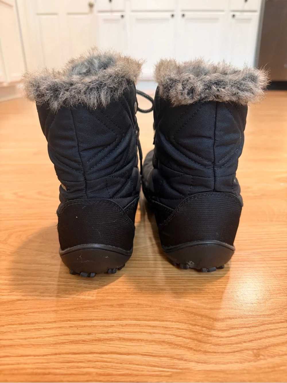 Columbia Women’s Black Quilted Winter Lace-Up Boots with Faux-Fur Trim